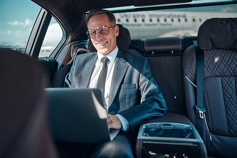 5 Reasons To Hire A Chauffeur Service Instead Of Public Transport
