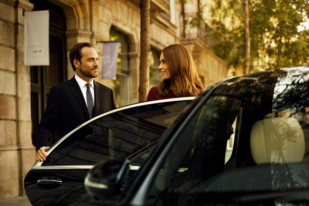 Differences Between A Chauffeur Service And A Taxi - Indus Chauffeur Dubai