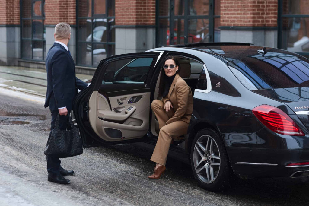 Why Tourists Prefer Chauffeur-Driven Cars in Dubai
